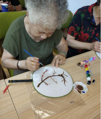 国太亚医娄桥街道养老服务中心开展手工画扇活动 文化艺术交流活动策划